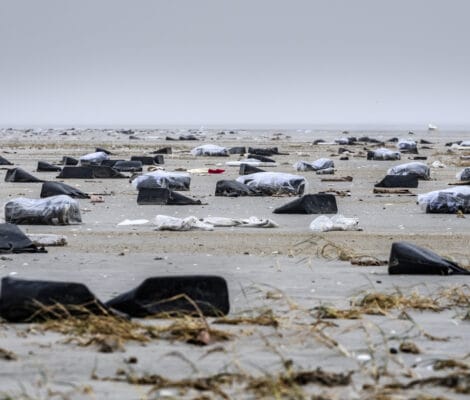 strand bezaaid met tassen, schoenen, en troep